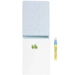 Fien en Teun kleuren met water magisch