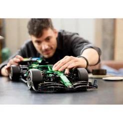 LEGO Technic 42240 Aston Martin Aramco AMR25 F1® auto